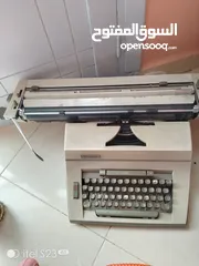  1 آلة كتابة مستعمله نظيفه