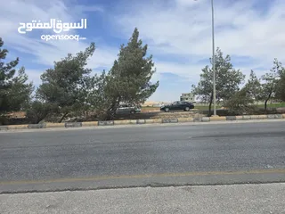  3 ارض تجاريه مميزه واجهه كبيره عشارع الحصن قرب شهوان