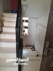  12 شقه للبيع طابق ثاني مساحتها 112مترطلوع مدرسه الشاملة ماجره.ثلاثه غرف وحمامين وبرندا كبيره وممر