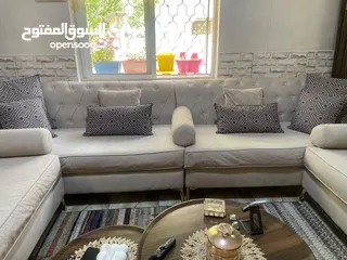  2 طقم كنب بحاله ممتازه للبيع