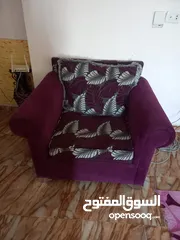  5 طقم كنب مفلف انيق. الوان هادئة. خشب طبيعي. وزن خفيف. جلوس مريح بحاجة لاصلاح بسيط للثلاثية.