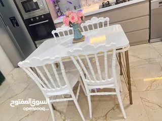  2 ميز طعام مع اربع كراسي