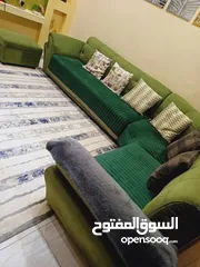  2 طقم جلوس كورنر تفصيل مع طاولة وسط و ثنائي عدد 2 جميعهم استعمال بسيط بحالة ممتازة جدا