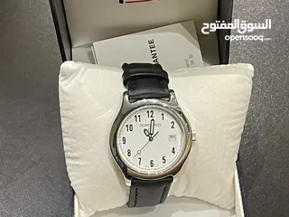  24 ساعة جلد سوداء أنيقة بتصميم كلاسيكي عصري، تجمع بين الفخامة والبساطة لتكمل أناقتك راقيه وحلوة جميلةة