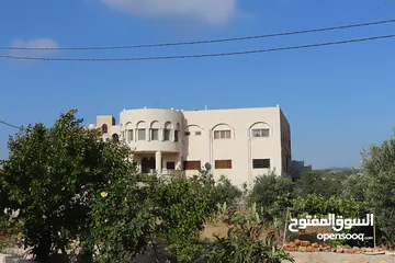 1 قصر فاخر مع خزان ماء كبير و أرض مطلة يصلح فندق ومطعم ومنتجع سياحي أو منزل لعظيم قرب التلفريك