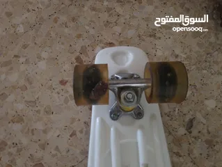  3 سكيت عجلات عضم للبيع لون ازرق في حالة الجديد