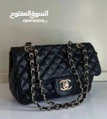  2 شنط شانيل حجم وسط   كوبي ون بنفس شكل الأصلي وبخامة عملية جدًا! وأنيق و انوثي متوفر بلون احمر و اسود