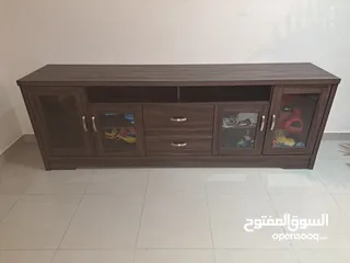  1 طاوله تلفاز شبه جديده ..كبيره وبسعر مغري 600 درهم