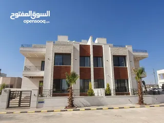  14 فيلا 460 متر لقطة في طريق المطار قرب جامعة الشرق الاوسط