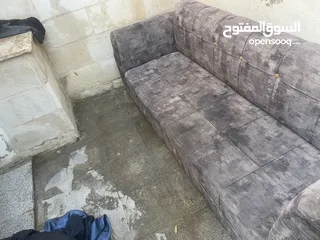  1 تخوت عدد 2 لون اسود بحالة ممتازة + كنبه طويله ثلاثيه بسعر مغري