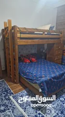  2 غرف نوم مكونة من تخت حجمه مفرد ونصف خزانة خشبية وكنبة ثلاثية الشكل