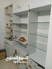  2 خزاين بوفيه ايكيا جوايكو عدد 4   مرايا عدد 3 طاولات عدة احجام عدد 9 ووكر بحالة جيدة + كرسي حمام