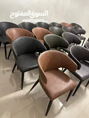  13 عدة محل  كاملة مع طاولات وكراسي للبيع