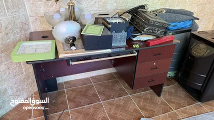  1 مكتب و قاعدة تلفزيون