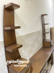  2 طاولة تلفزيون مع رفوف و جوارير بحاله جيده جدا