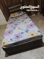  4 طاولة وسط وتخت مفرد وشاشة استعمال بسيط