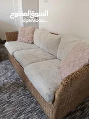  1 طقم كنب ثلاثية وثنائية ومفردتين  ثلاث طاولات سيكوريت وسط كبيرة وجانبيات  الطقم بحالة جيدة