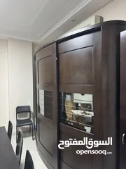  4 خزانة صناعة تركيا أبواب جرار مع زجاج في الوسط خشب ذو جودة عالية شكل الخزانة مقوس اي اكبر مساحة