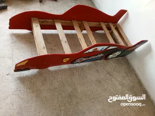  25 تختين على شكل هيكل سيارة مستعملة للبيع