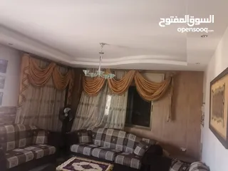  9 بيت مستقل اربع شقق طابقية على شارعين شارع المطار حجار النوابلسة مقابل الخارجية لقطة !!