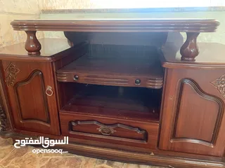  1 خزانه صغيره وطاوله ومرأه معتقه