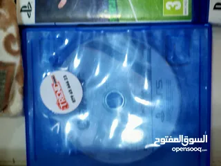  3 سيدات بلايستيشن فايف في حالة الوكالة