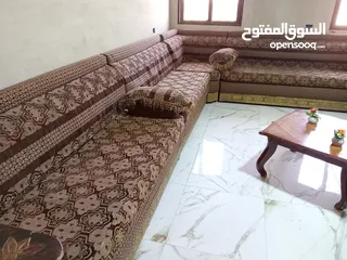  4 طقم تفصيل 20 مقعد بحالة الوكاله فرش متحرك  مع طاوله وسط  الموقع اربد