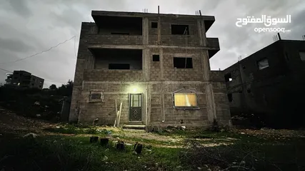  4 ارض مساحتها 924 متر مربع مبني عليها طابق تسويه مساحته 138 متر وطابق اول 190 و طابق ثاني 190 متر