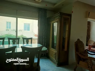  3 غرفة سفر مع كراسي