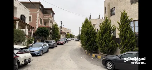  3 ارض مميزة في موقع مميز في شارع مكتمل البناء وكله فلل بدون إسكانات. تقع بين فيلتين مستطيلة تنظيم د.