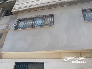  4 منزل مكون من طابقين مع سطح مساحة كل طابق 125 م  كل طابق مكون من 3 غرف مع صالون وحمام في مخيم عسكر