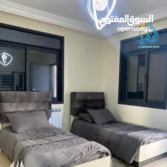  7 شقه مميزة موقع هادئ و استراتيجي مع مدخل خاص الارسال