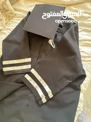  3 روب تخرج لون اسود مع طاقية استعمال مره واحدة فقط و بحالة ممتازه