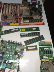  4 قطع كمبيوتر وطابعه وشاشه كمبيوتر وفوقهم كمان كيس عدد 4 ناقصات قطع الكيس كلهم كوم