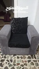  3 طقم كنب 7 مقاعد مريح بحالة جيدة جدا لون رمادي و أسود