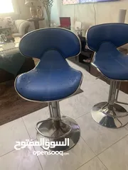  2 2 كراسي مطبخ وكافيها مرتبين مع مسند ظهر متين لون ازرق