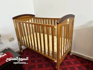  1 تخت بيبي خشب شبه جديد مع فرشة