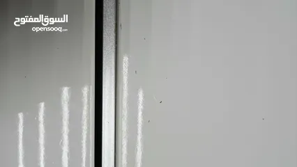  4 طاوله  وسطيه  لون ابيض مستعمله