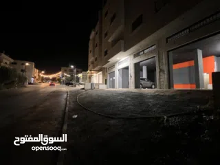  2 محلات تجاريه على الشارع الرئيسي عدد7   محلات4  اوثلاث محلات  كهرباء 3 فاز  يوجد مستودعات نفس العماره