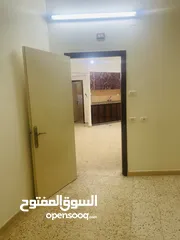  13 شقق سكنيه للإيجار موقعها الخليل راس الجوره مقابل كازيه زيد للمحروقات طابق ارضي