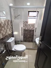  10 شقة واسعة للبيع – 131 متر مربع، 3 غرف نوم، بلكونة بإطلالة جميلة، موقف خاص، وموقع مميز