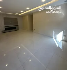  5 4 غرف نوم في الجبيهة قرب جامعة الاميرة سمية تشطيب فندقي مع تدفئة راكبة
