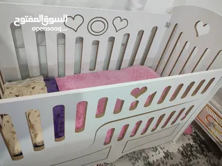  4 للبيع سرير أطفال جديد مستخدم شهر بس