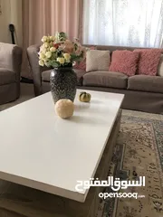  3 طاولة صالة بالون ابيض و خشبي مع تصميم يناسب جميع الديكورات يمتاز بسهولة التنظيف و يحتوي على خزانتين