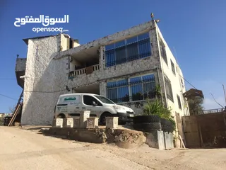  1 بيت طابقين ومخازن بابين في إربد قرية حبكا