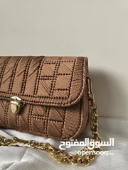  21 حقيبة يد أنيقة لون مميز  - تصميم يدوي بخيوط فاخرة وسلسلة ذهبية لإطلالة ناعمة وعصرية.