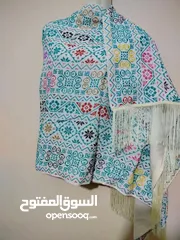  22 تطريز يدوي اثواب وبراويز وساعات وتوزيعات وكتابة بالتطريز على البلايز وصواني مطرزة ومرايات مطرزة
