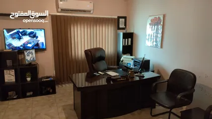  1 اثاث مكتب كامل للبيع مع اجهزة