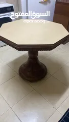  1 طاولة مطبخ دائرية تكفي 4 كراسي