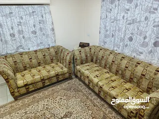  1 طقم كنب بحاله جيده خشب سويد 5سم